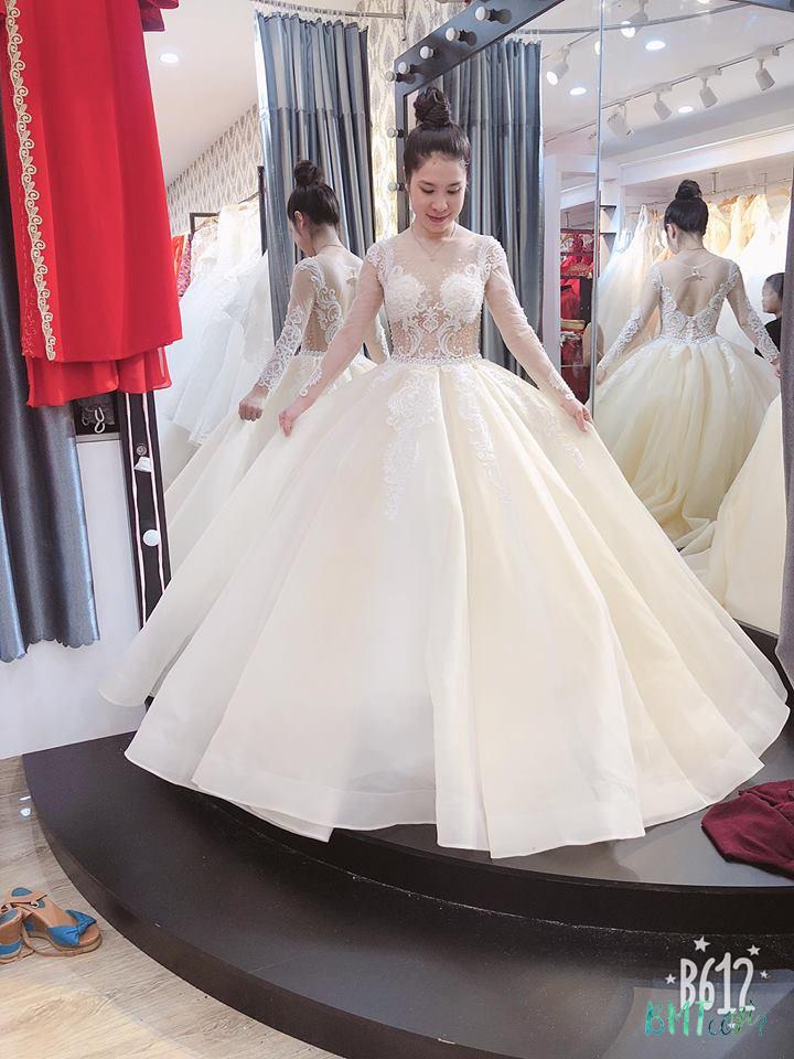 Mẫu thiết kế nội thất showroom áo cưới nhỏ với tông trắng hồng