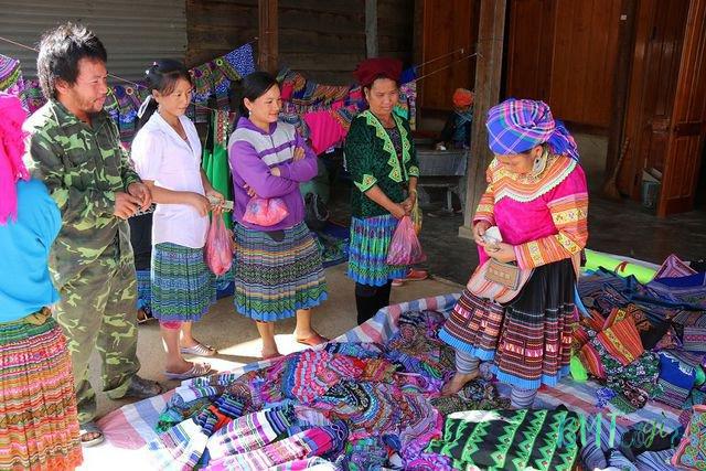 Chợ phiên cuối tuần của người Mông tại Đắk Nang, xã Đắk Som. (Ảnh: Dương Phong)